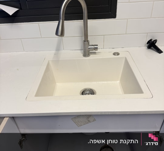 כיור מטבח עם ברז נירוסטה וארון פתוח